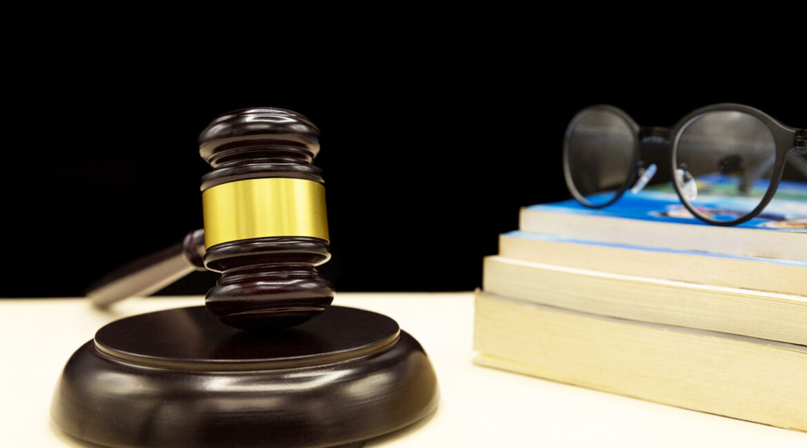 Martelo representando uma decisão judicial, que pode ser sobre usucapião.