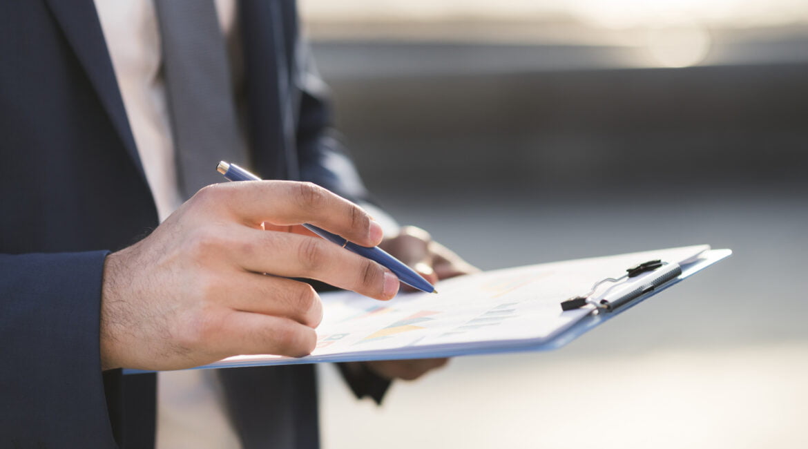 Uma pessoa analisando aspectos em uma lista, que podem estar ligados à CNAE e CNES.