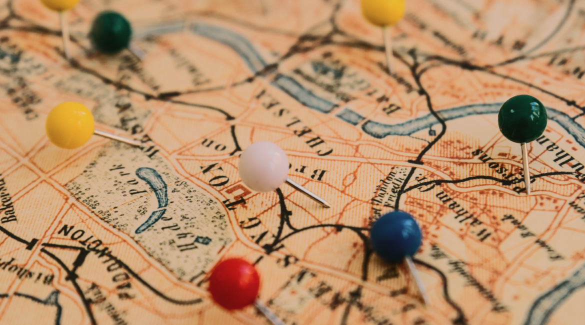 Marcadores em um mapa, representando a expansão imobiliária.